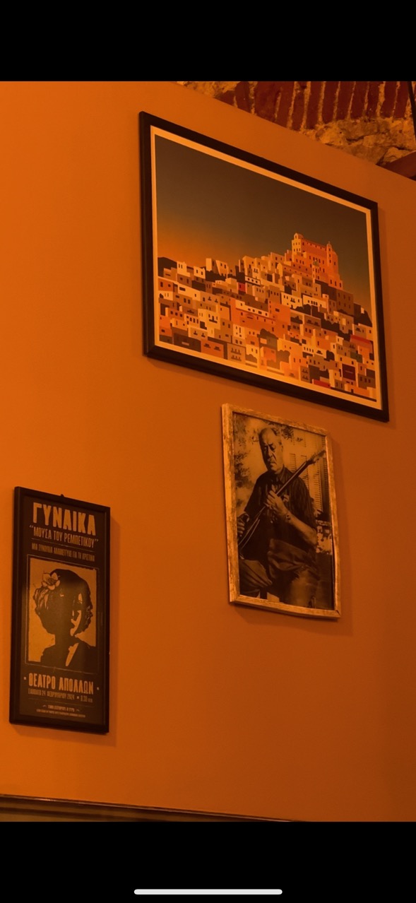 Κάδρα στον τοίχο: η Σύρος, ένας βιολάτορας και αφίσα του Θεάτρου Απόλλων